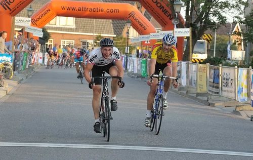 Roger Pauwels won de sprint van de kopgroep bij de Masters, net voor JvA'er René Bax.