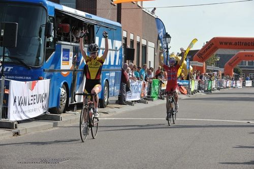 Uniek beeld, zelfs in deze categorie: Jet Wilderman (jun.) en Jip van den Berg (nwl.) komen als 1 en 2 juichend over de finish