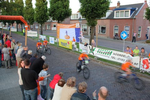 De deelnemers reden in een prachtige ambiance over de Prinsengracht!