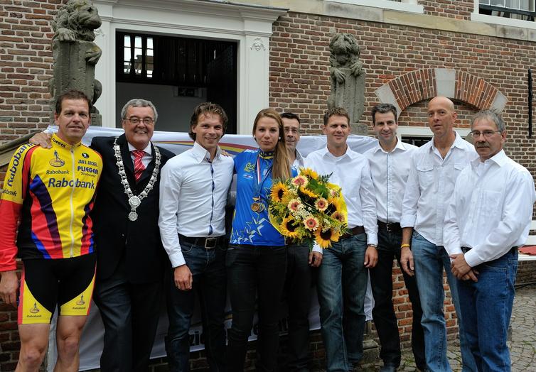 Stichting Wielerronde Ameide met burgemeester Coen van der Ee (Zederik) en Corine van der Zijden (Nederlands en Europees kampioene tijdrijden Junior-dames)