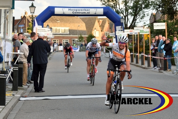 Finish_Dames_Elite_Amateurs_Junioren_Anouska_Koster_Vera_Koedooder_Esther_van_Veen_podium_Ameide_2015