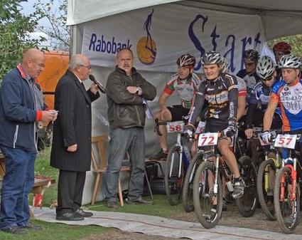 Kees Verkerk spreekt de A-renners toe en geeft het startsein!